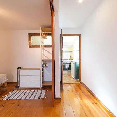 Cozy Bica Flat With Balcony 리스본