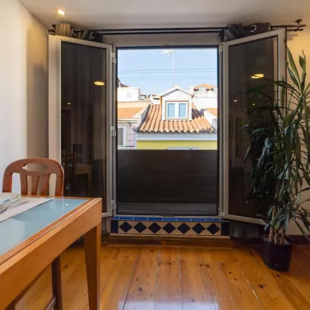 Cozy Bica Flat With Balcony 리스본