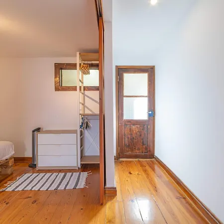 Cozy Bica Flat With Balcony 리스본