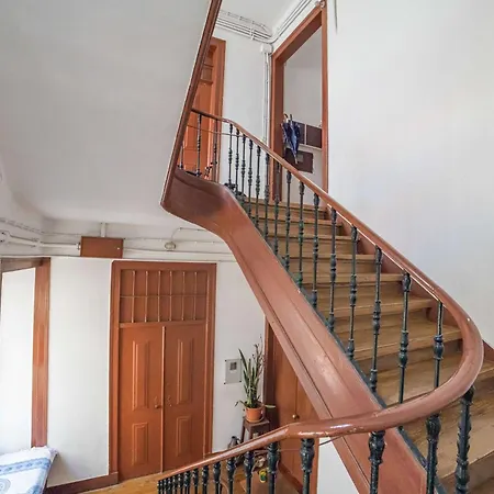 Апартаменти Cozy Bica Flat With Balcony