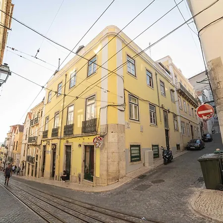 Cozy Bica Flat With Balcony Апартаменти