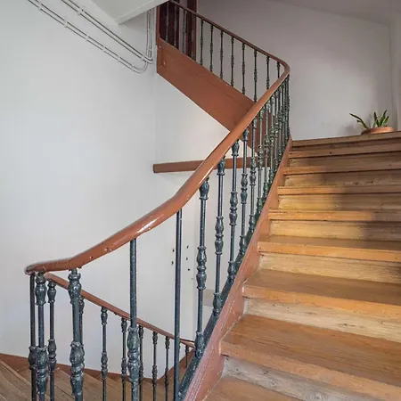 Cozy Bica Flat With Balcony Лісабон